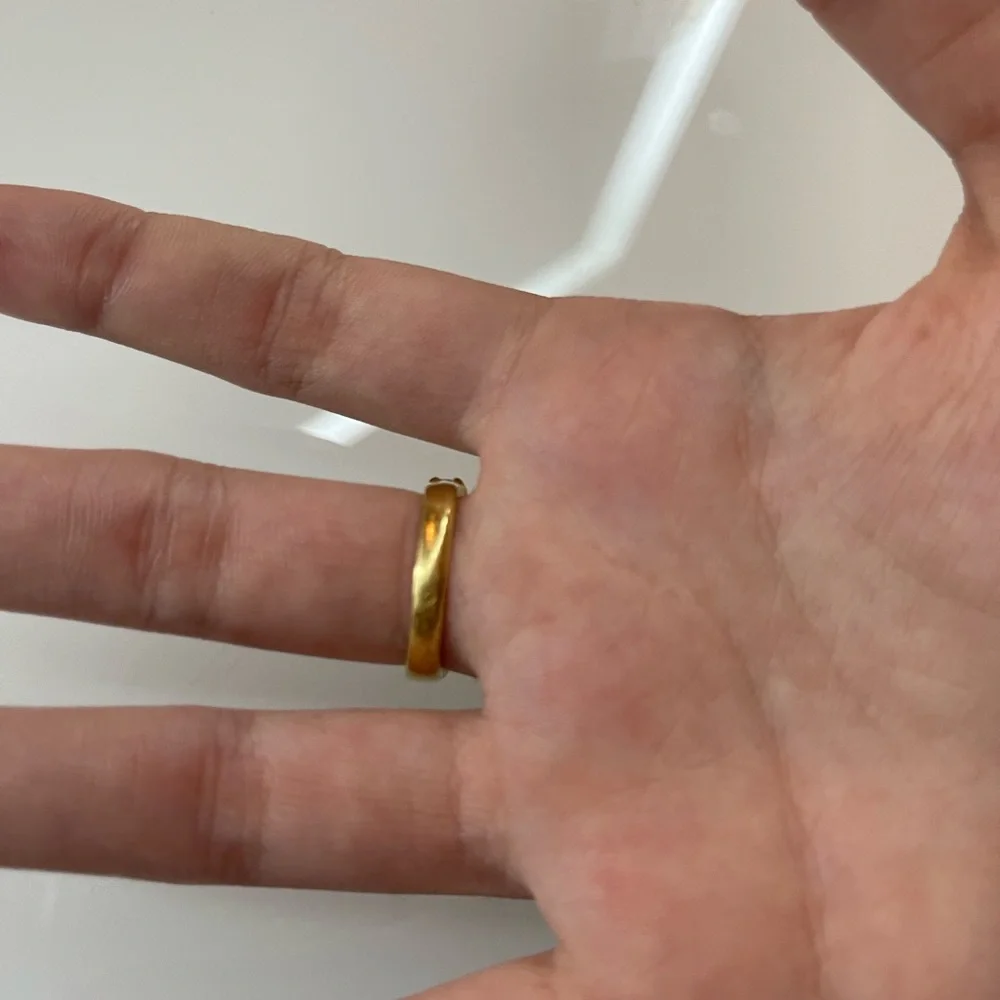 18k solid gold ring. Size 7 - Picture 2 of 8